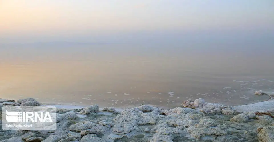 سالانه ۵ سانتی متر فرونشست در دریاچه ارومیه اتفاق می‌افتد